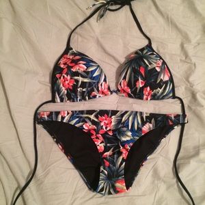 ⭐️ 5 For $25 Hollister Push Up Bikini